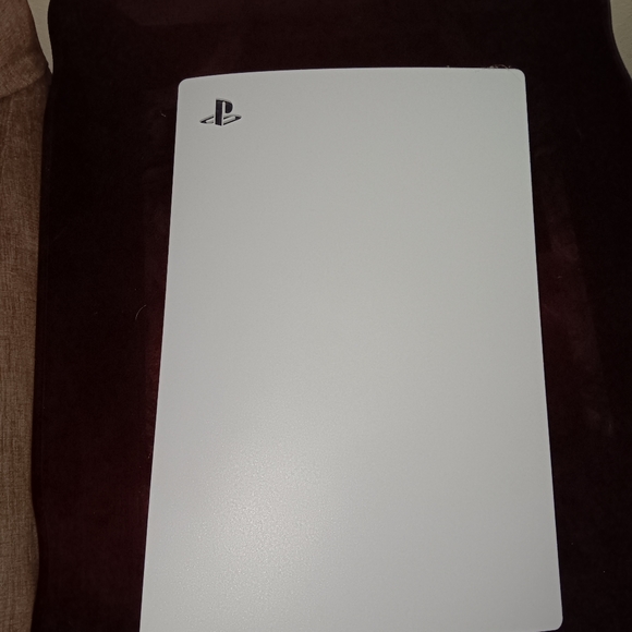 PS5 console - Picture 2 of 5